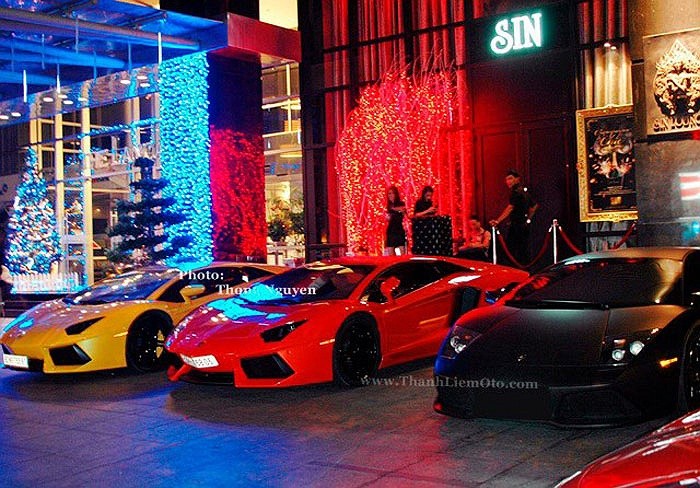 Những hình ảnh của dàn siêu xe xuất hiện trên một số diễn đàn ô tô xe máy và Facebook. Dàn xe gồm những cái tên đình đám như Ferrarri F430 đỏ, Lamborghini Aventador vàng, Aventador cam và Murcielago LP640 đen. Ảnh Thong Nguyen